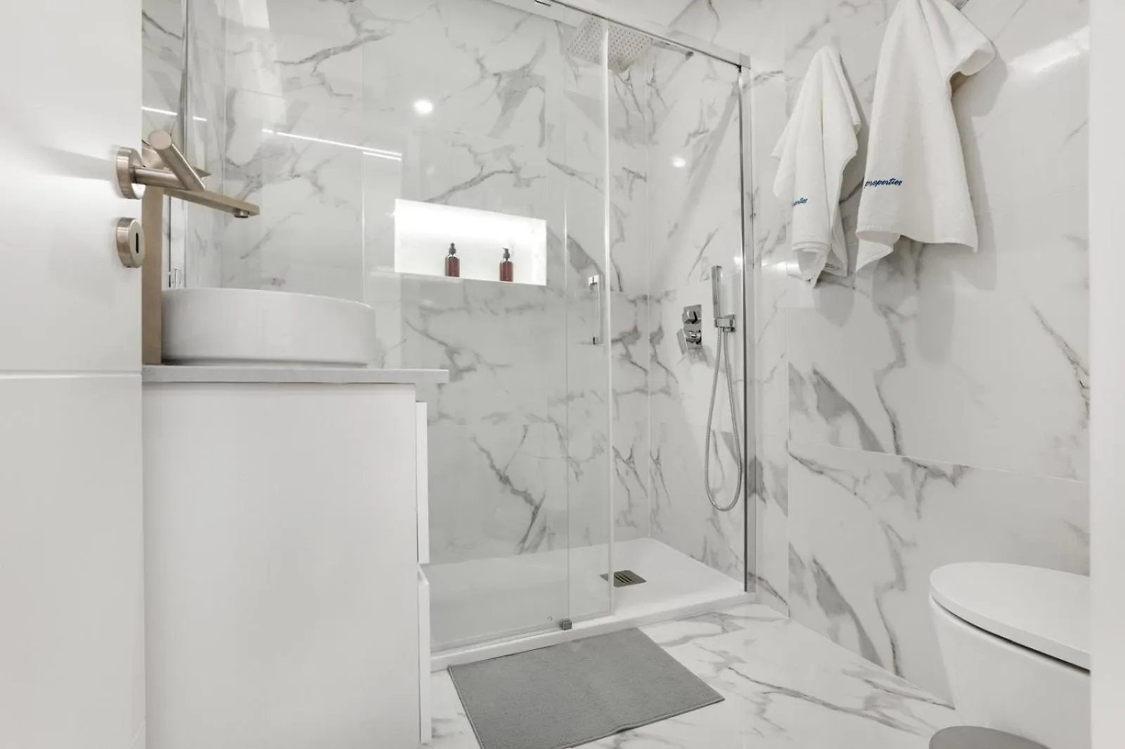 Modern Apartment By Cm Properties Amadora